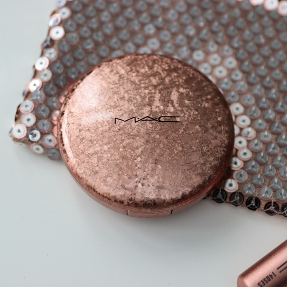 MAC Snowball Face Bag Whisper of Gilt Highligher and Brush - Picture 3 of 8